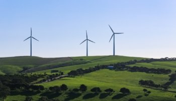 Nonostante la prospettiva di una “crescita verde” sia fortemente promossa da parte di diversi decisori politici e istituzioni internazionali, c'è un diffuso scetticismo tra i ricercatori di politiche climatiche nei Paesi ad alto reddito. È quanto emerge da un nuovo studio pubblicato su Nature Sustainability nell'ambito del progetto 