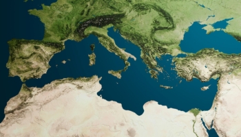 Dai pattern del vento costiero alle temperature e precipitazioni regionali, il CMCC presenta il primo dataset climatico ad alta risoluzione basato su CMIP6, realizzato su misura per l’Italia. L’obiettivo è offrire a ricercatori e pianificatori accesso a informazioni ad alta risoluzione e affidabili sulle potenziali condizioni climatiche future, riproducendo il clima locale italiano con un maggiore livello di dettaglio fino all’anno 2100. “Ora offriamo non solo una visione più dettagliata delle condizioni climatiche future, ma anche una comprensione trasparente delle incertezze coinvolte, considerando i nuovi scenari IPCC. Questo livello di dettaglio è cruciale per progettare infrastrutture resilienti e proteggere sia le comunità che gli ecosistemi dagli impatti del cambiamento climatico», afferma Giusy Fedele, ricercatrice del CMCC e autrice principale dell’ultimo articolo peer-reviewed che descrive nel dettaglio la metodologia e la struttura del dataset.