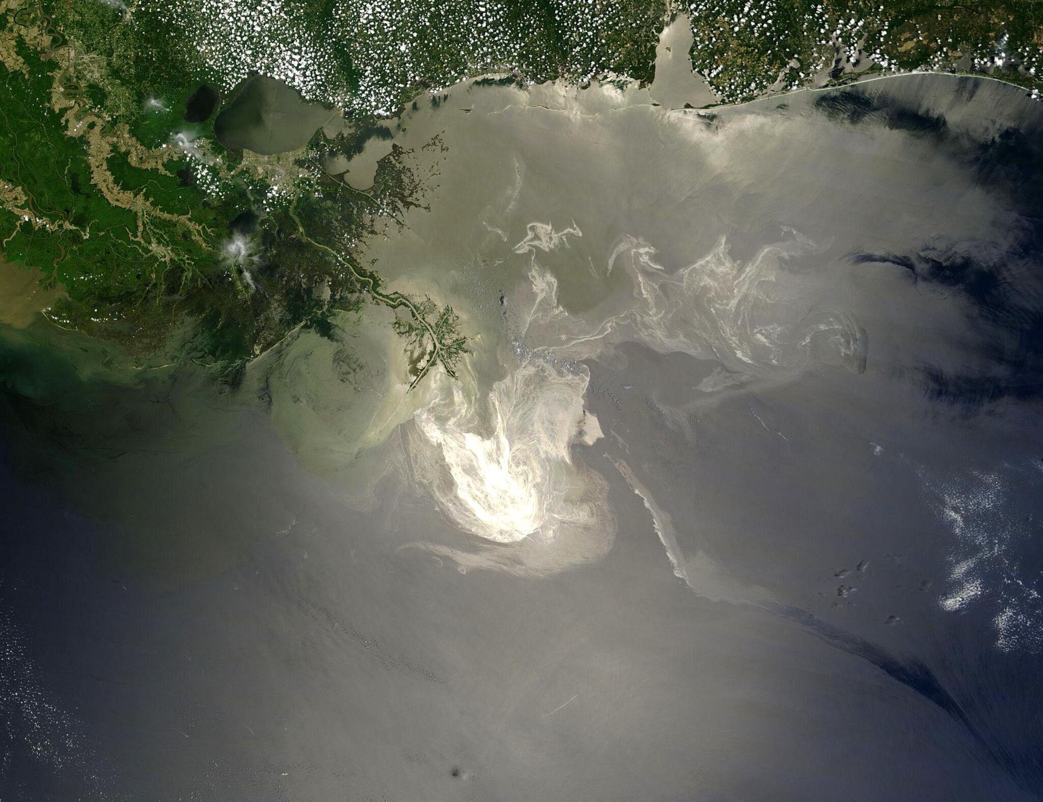 Intelligenza Artificiale: sistema di previsione migliora fino al 25% il tracciamento degli sversamenti di petrolio in mare