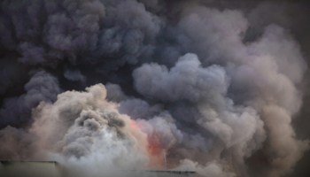 When we see a forest fire on the news, it is easy to think of it as a local emergency. A new CMCC study shows that smoke from Italian forest fires can travel hundreds to even thousands of kilometers, carrying fine particles such as PM2.5, black carbon and organic carbon across the Mediterranean and into other European regions. By reconstructing where this pollution goes between 2008 and 2024, the research offers one of the first long-term pictures of how Italian wildfire emissions move through the atmosphere and impact air quality far from the flames.