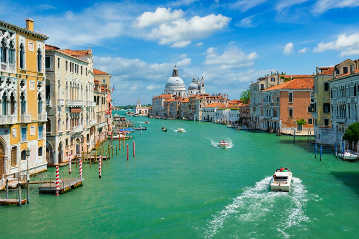 Defending Venice: A new sea-level forecasting for an improved use of the MoSE